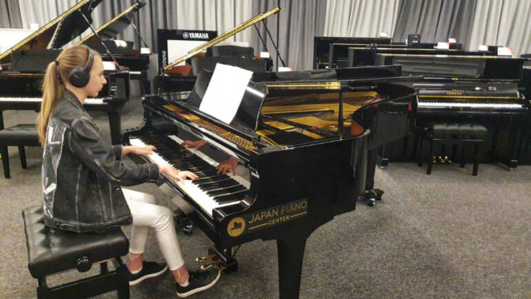 Impresiven projekt učenke Ele na klavirju